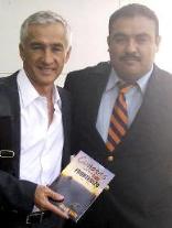El escritor Juan Villa con el reconocido periodista Jorge Ramos.
